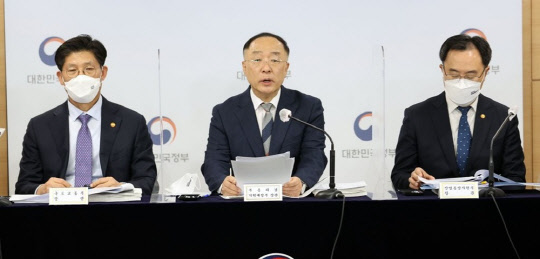 홍남기(가운데) 경제부총리 겸 기획재정부 장관이 지난 20일 오후 정부서울청사 브리핑실에서 열린 2022년 경정 관계부처 합동브리핑에서 2022년 경제정책방향에 대해 발표하고 있다. 왼쪽 첫번째는 노형욱 국토교통부 장관. <연합뉴스>